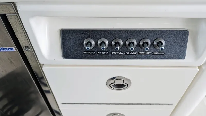 Slide: The Image of Boston Whaler 320 Vantage 2017 - 39