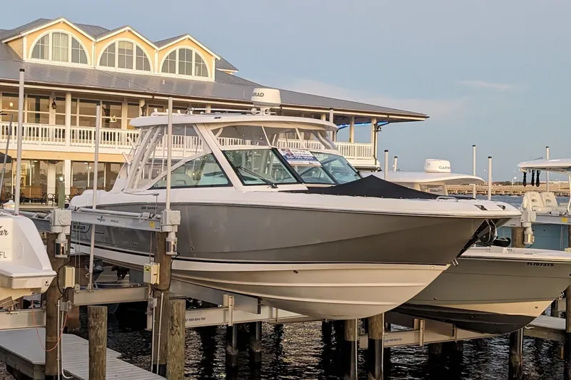 Slide: The Image of Boston Whaler 320 Vantage 2017 - 4