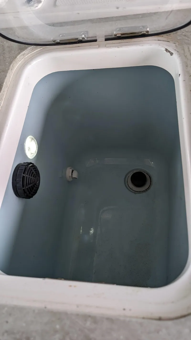 Slide: The Image of Boston Whaler 320 Vantage 2017 - 40