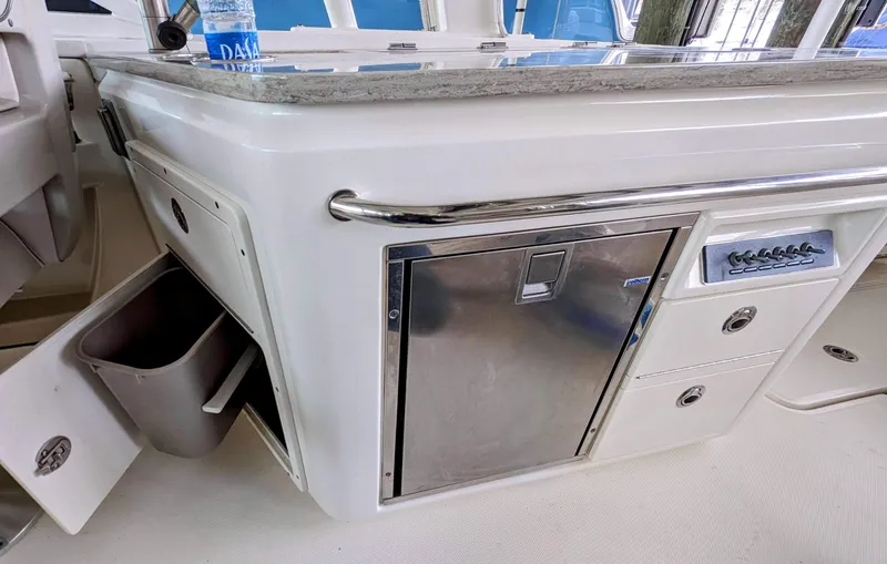 Slide: The Image of Boston Whaler 320 Vantage 2017 - 41