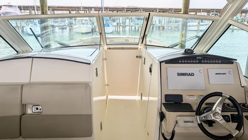 Slide: The Image of Boston Whaler 320 Vantage 2017 - 44