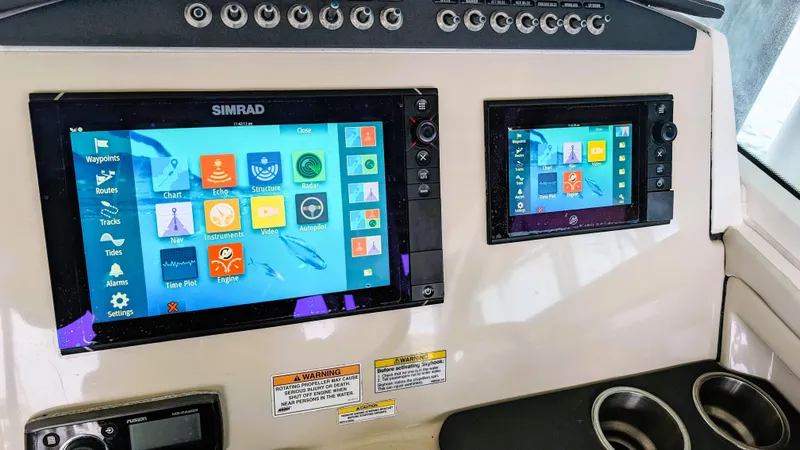 Slide: The Image of Boston Whaler 320 Vantage 2017 - 47