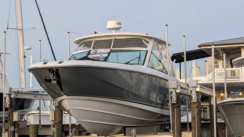 Slide: The Image of Boston Whaler 320 Vantage 2017 - 5