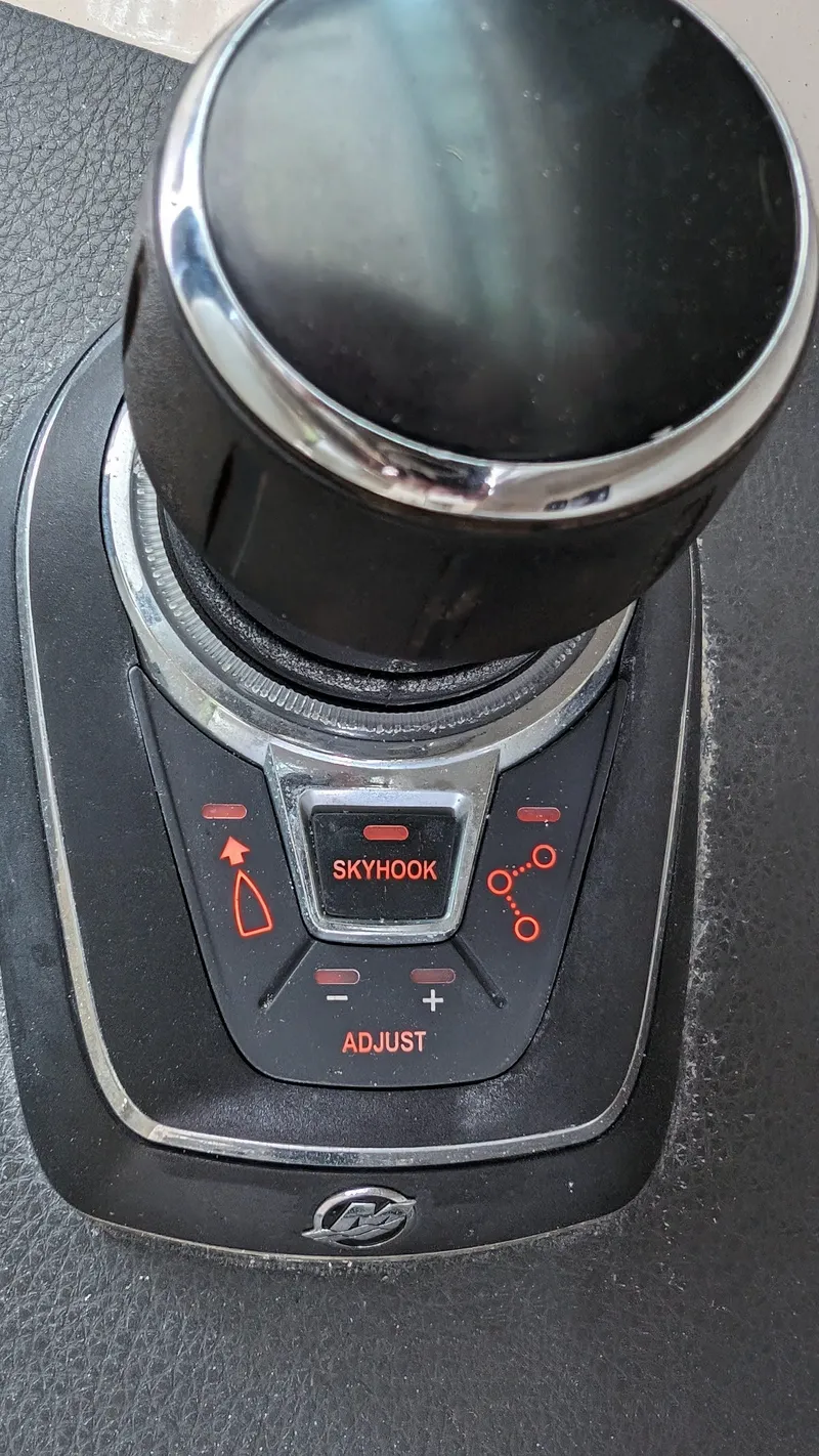 Slide: The Image of Boston Whaler 320 Vantage 2017 - 50