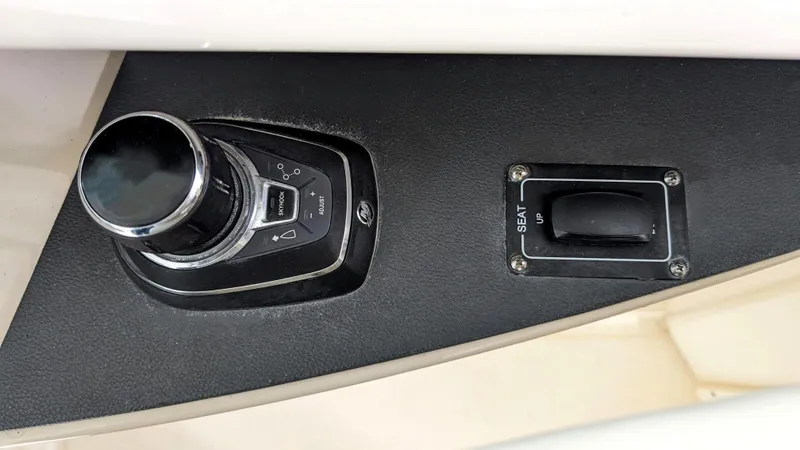 Slide: The Image of Boston Whaler 320 Vantage 2017 - 51