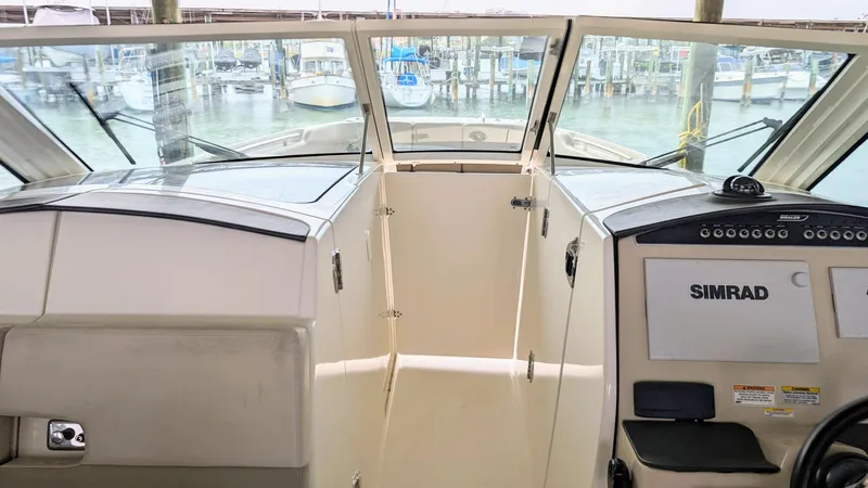 Slide: The Image of Boston Whaler 320 Vantage 2017 - 55