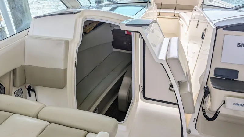 Slide: The Image of Boston Whaler 320 Vantage 2017 - 56
