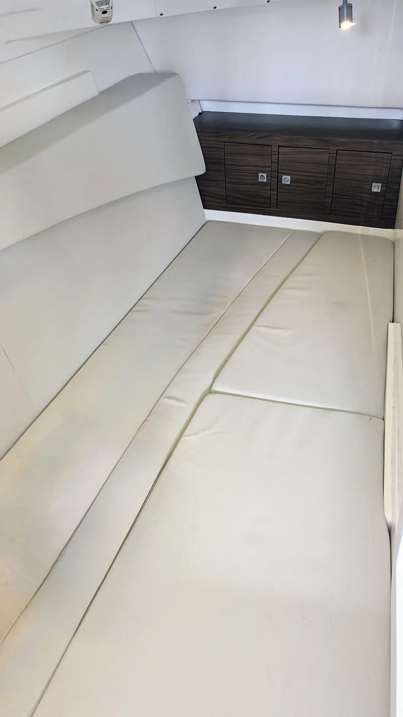 Slide: The Image of Boston Whaler 320 Vantage 2017 - 59