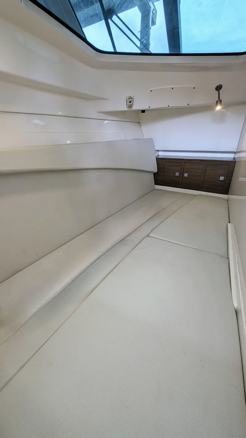 Slide: The Image of Boston Whaler 320 Vantage 2017 - 60