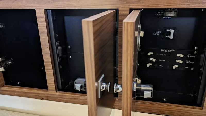 Slide: The Image of Boston Whaler 320 Vantage 2017 - 62