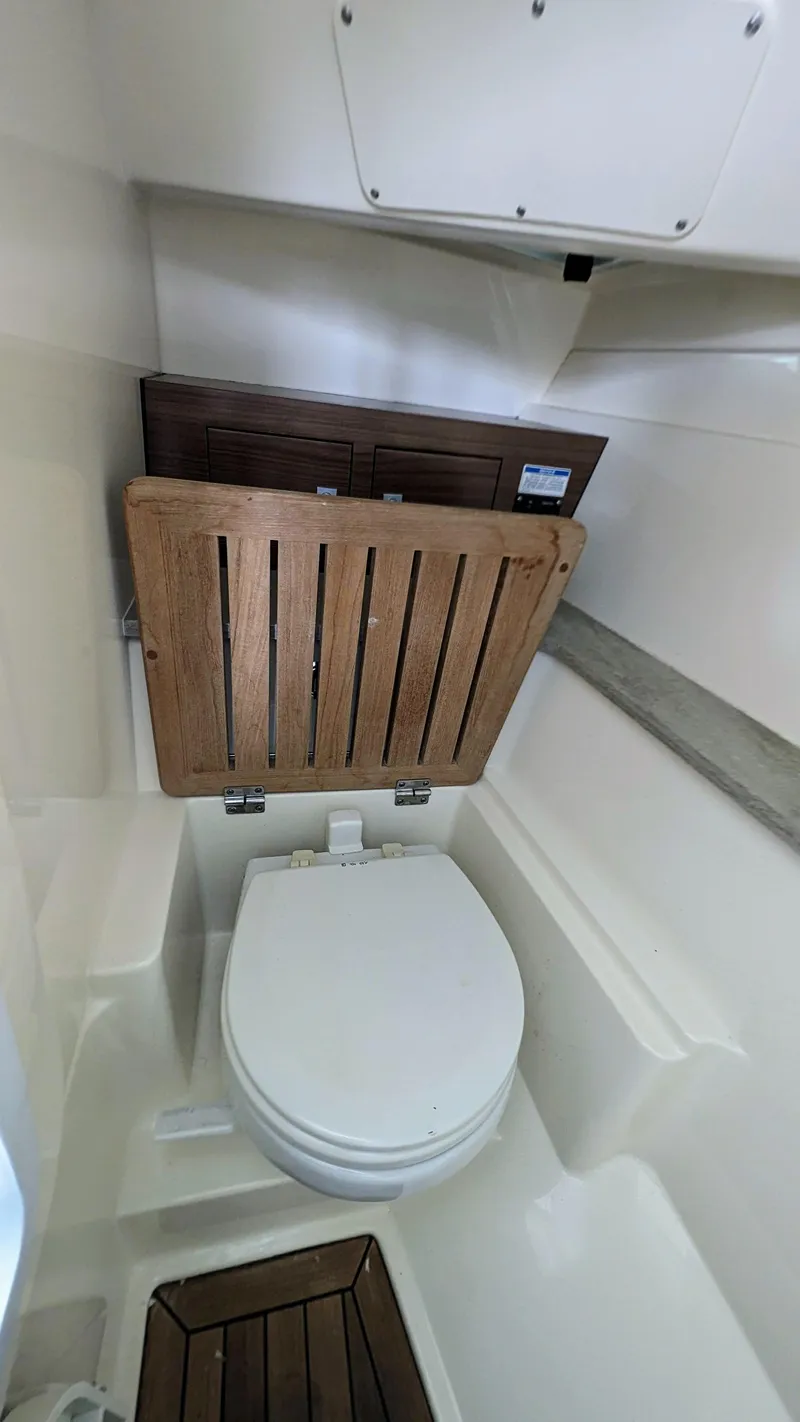 Slide: The Image of Boston Whaler 320 Vantage 2017 - 68