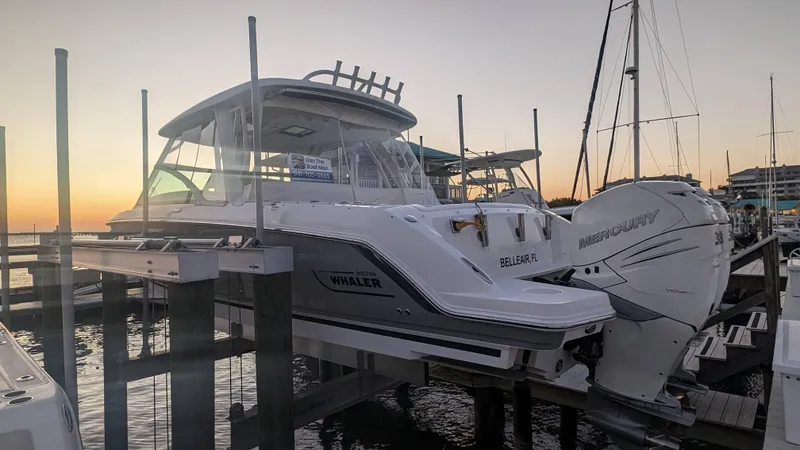 Slide: The Image of Boston Whaler 320 Vantage 2017 - 7