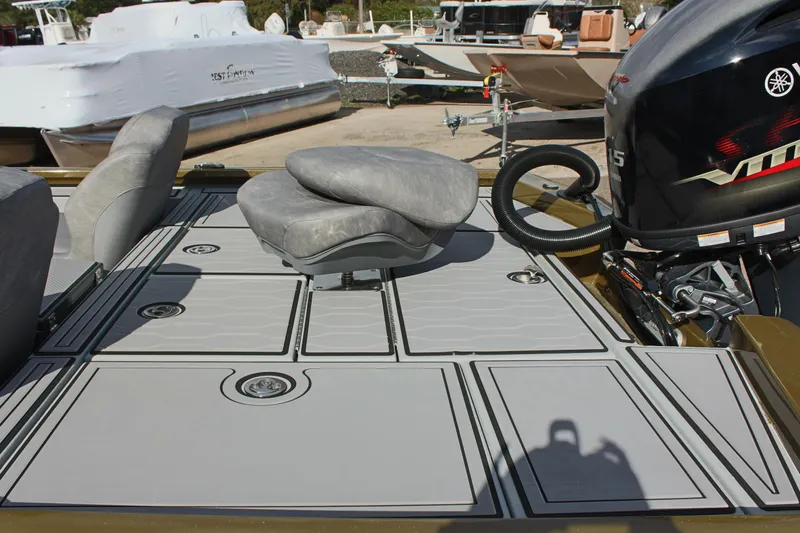 Slide: The Image of 2024 Avid 19 XB boat deck with seating and Yamaha VMAX engine. - 10