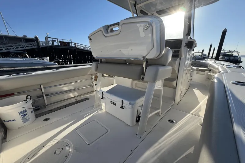 Slide: The Image of Boston Whaler 230 Outrage 2022 - 15