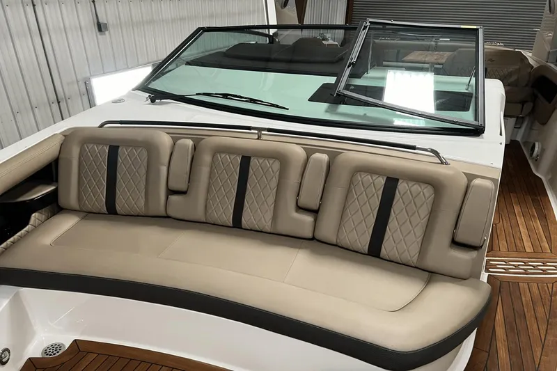 Slide: The Image of Sea Ray SLX 400 2018 - 16