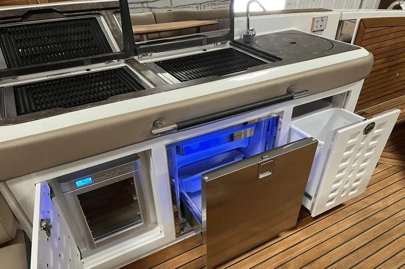 Slide: The Image of Sea Ray SLX 400 2018 - 9