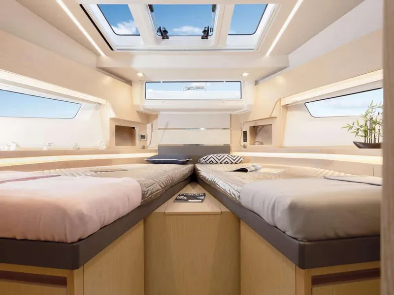 Slide: The Image of Sealine F430 2026 - 34