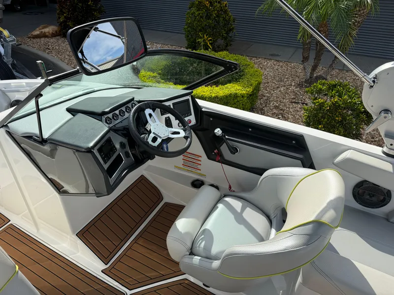 Slide: The Image of MasterCraft NXT20 2019 - 12