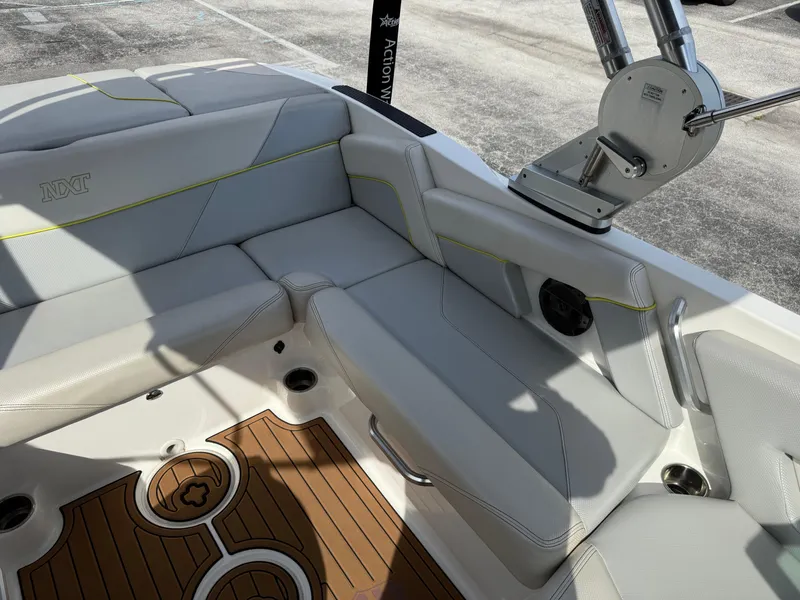 Slide: The Image of MasterCraft NXT20 2019 - 14