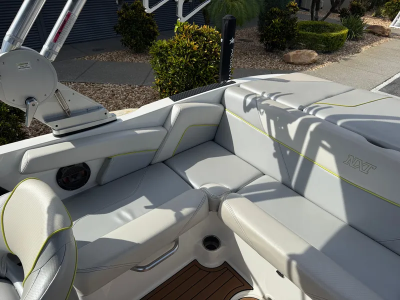 Slide: The Image of MasterCraft NXT20 2019 - 15