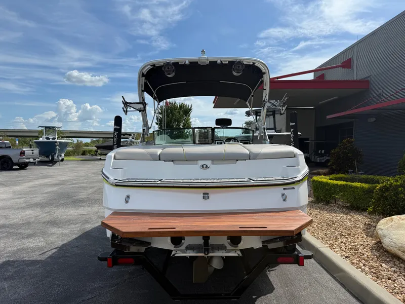 Slide: The Image of MasterCraft NXT20 2019 - 6