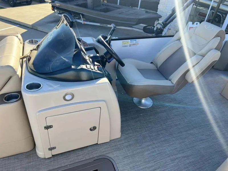 Slide: The Image of 2024 Veranda VR22VLB boat cockpit with captain's chair and control console. - 13