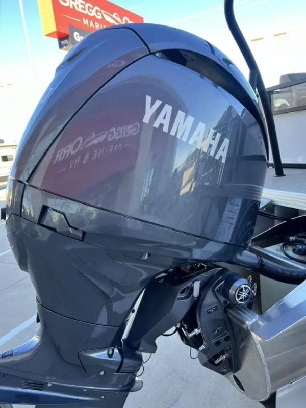 Slide: The Image of 2024 Veranda VR22VLB with Yamaha outboard motor at Gregg Orr Marine. - 19
