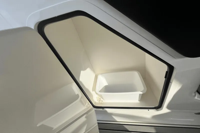 Slide: The Image of Sea Ray SLX 260 Surf 2024 - 10