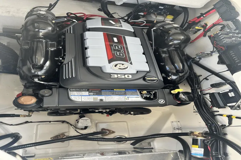 Slide: The Image of Sea Ray SLX 260 Surf 2024 - 13