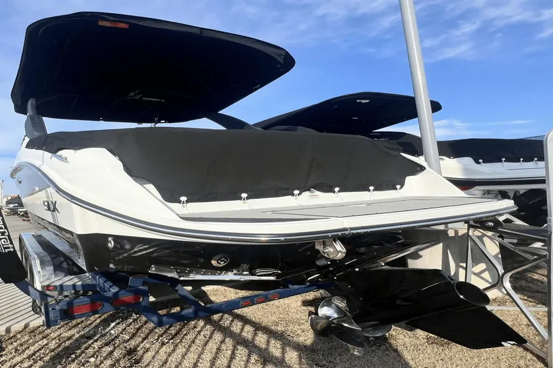 Slide: The Image of Sea Ray SLX 260 Surf 2024 - 14