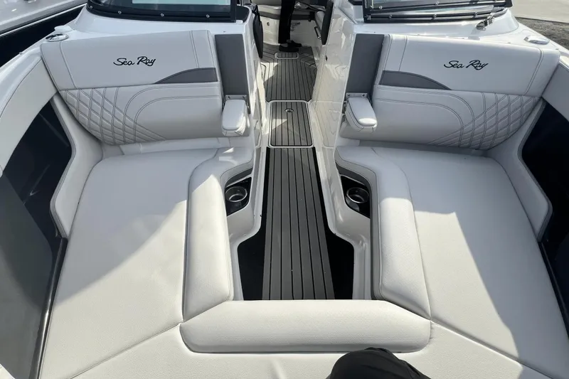 Slide: The Image of Sea Ray SLX 260 Surf 2024 - 6