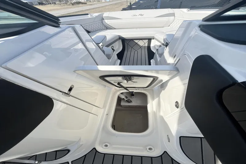 Slide: The Image of Sea Ray SLX 260 Surf 2024 - 7