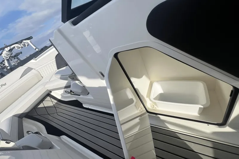 Slide: The Image of Sea Ray SLX 260 Surf 2024 - 9