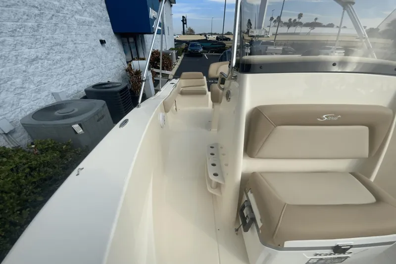 Slide: The Image of Scout 195 Sportfish 2024 - 13