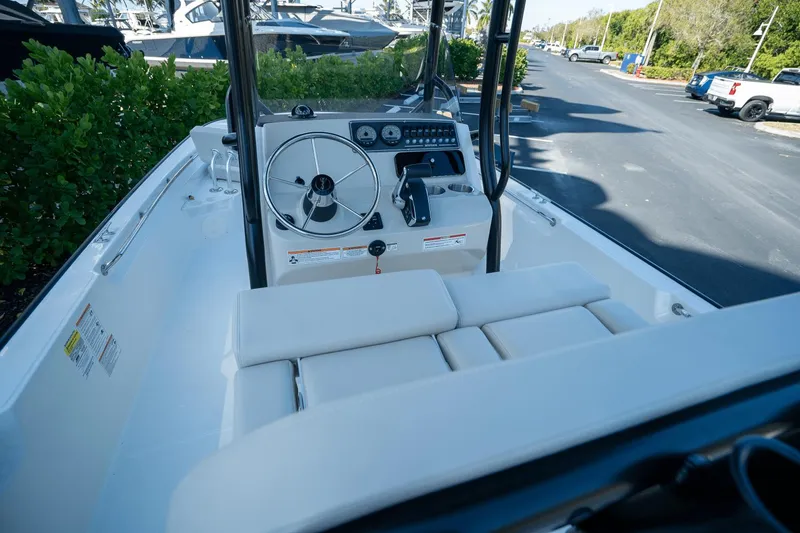Slide: The Image of Boston Whaler 210 Montauk 2024 - 11