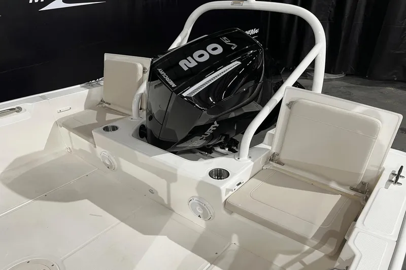 Slide: The Image of Boston Whaler 210 Montauk 2024 - 18