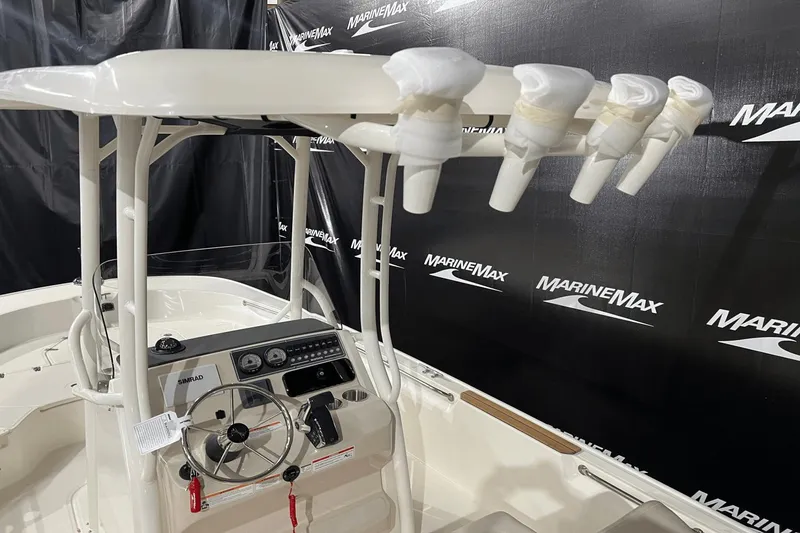 Slide: The Image of Boston Whaler 210 Montauk 2024 - 9