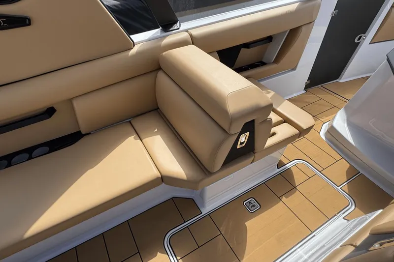 Slide: The Image of Aviara AV28 Surf 2024 - 18