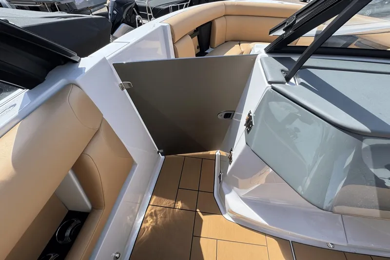 Slide: The Image of Aviara AV28 Surf 2024 - 32