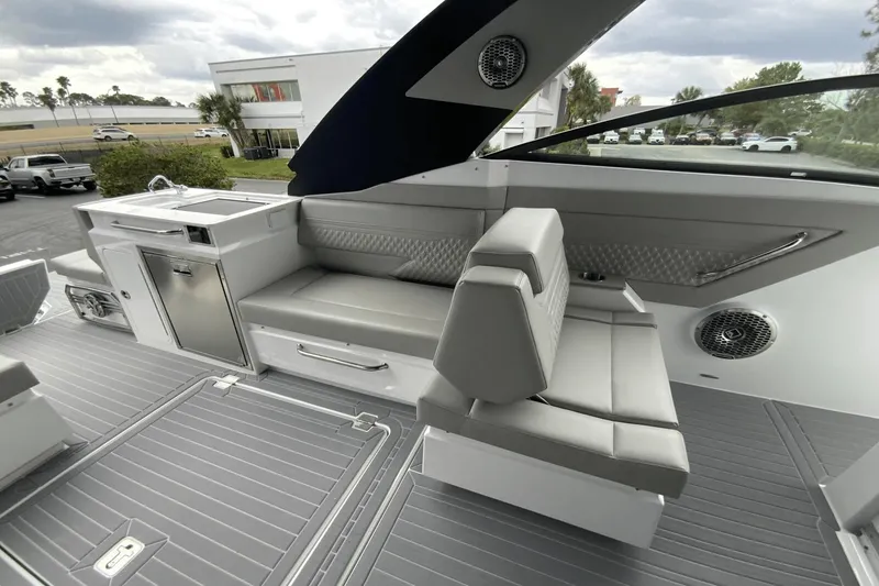 Slide: The Image of Cruisers Yachts 34 GLS OB 2024 - 20