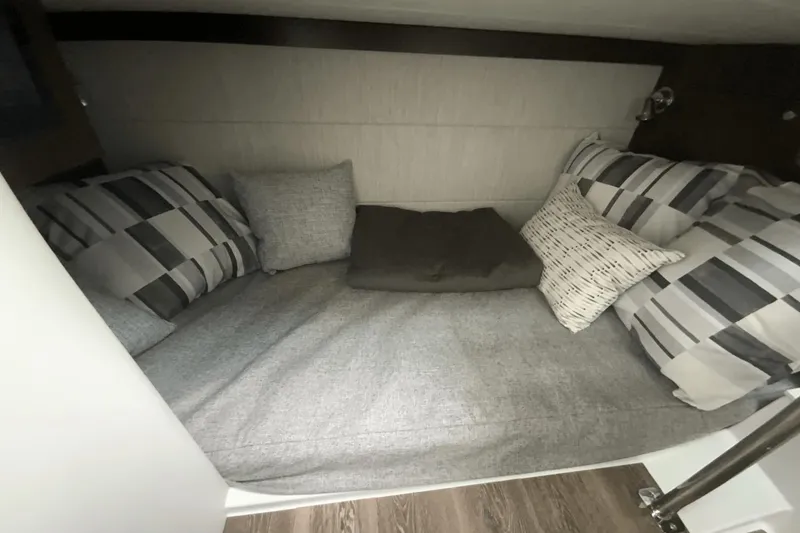 Slide: The Image of Cruisers Yachts 34 GLS OB 2024 - 25