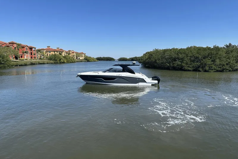 Slide: The Image of Cruisers Yachts 34 GLS OB 2024 - 9