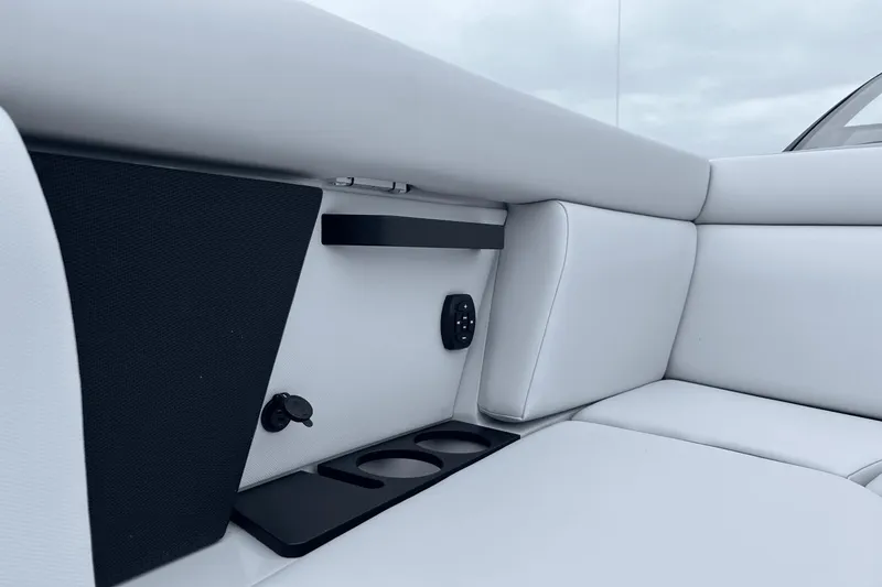 Slide: The Image of Aviara AV28 Outboard 2024 - 34