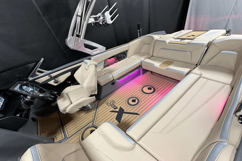 Slide: The Image of MasterCraft XStar S 2024 - 14