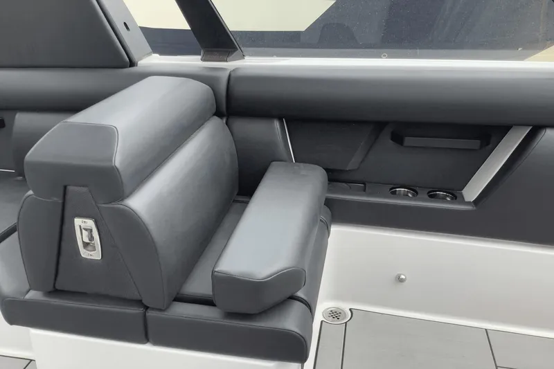 Slide: The Image of Aviara AV28 Surf 2024 - 17