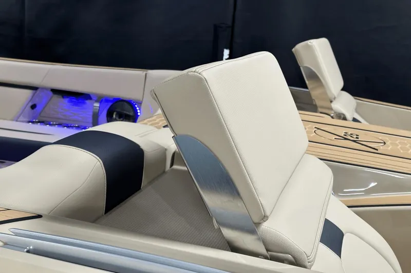 Slide: The Image of MasterCraft X26 2024 - 32
