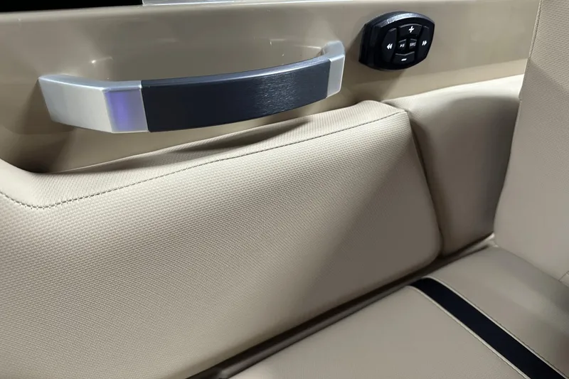 Slide: The Image of MasterCraft X26 2024 - 97