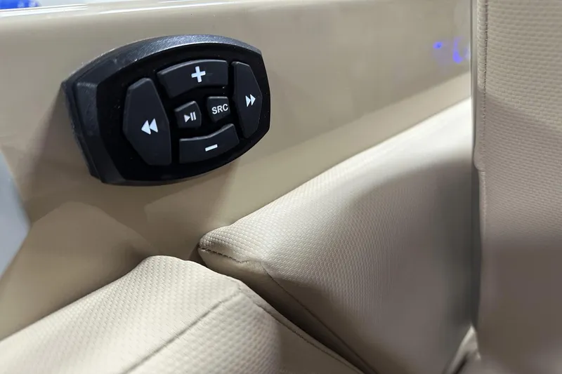 Slide: The Image of MasterCraft X26 2024 - 98