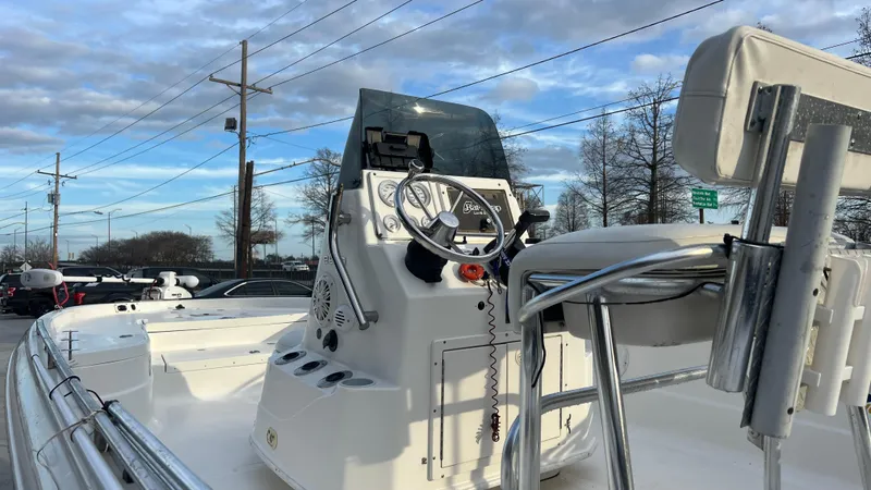 Slide: The Image of 2005 NauticStar 2200 boat with steering console and seating. - 11