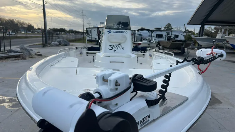 Slide: The Image of 2005 NauticStar 2200 boat with Minn Kota trolling motor and Shimano equipment. - 15